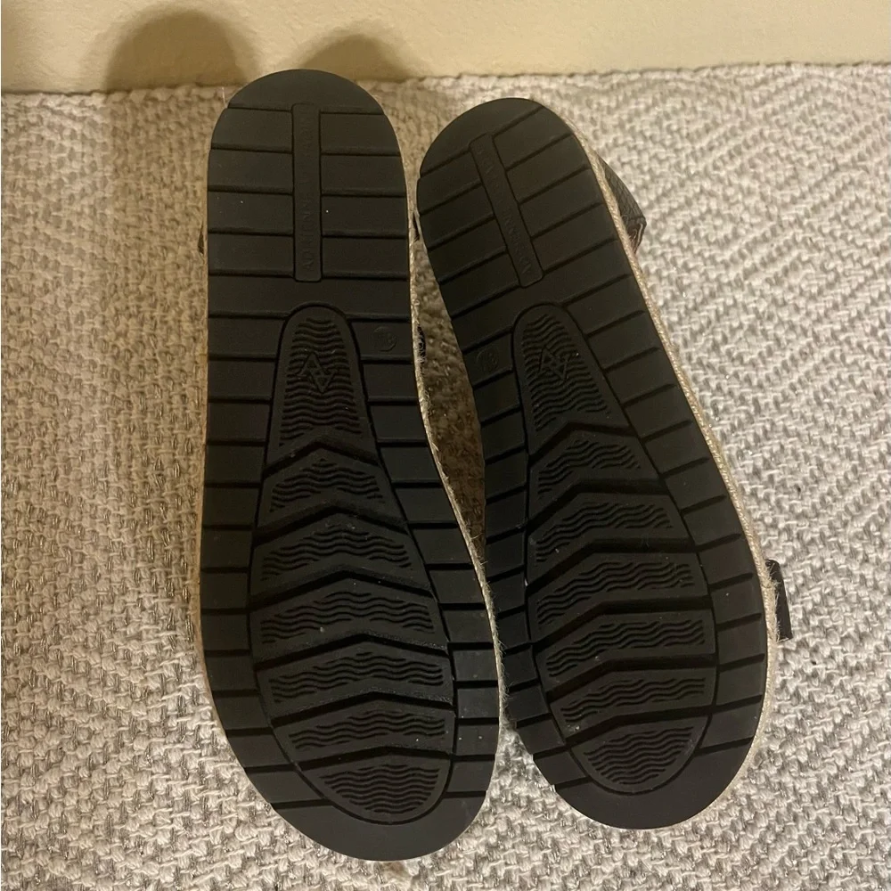 🛍️NWOT Adrienne Vittadini Wedge Sandal